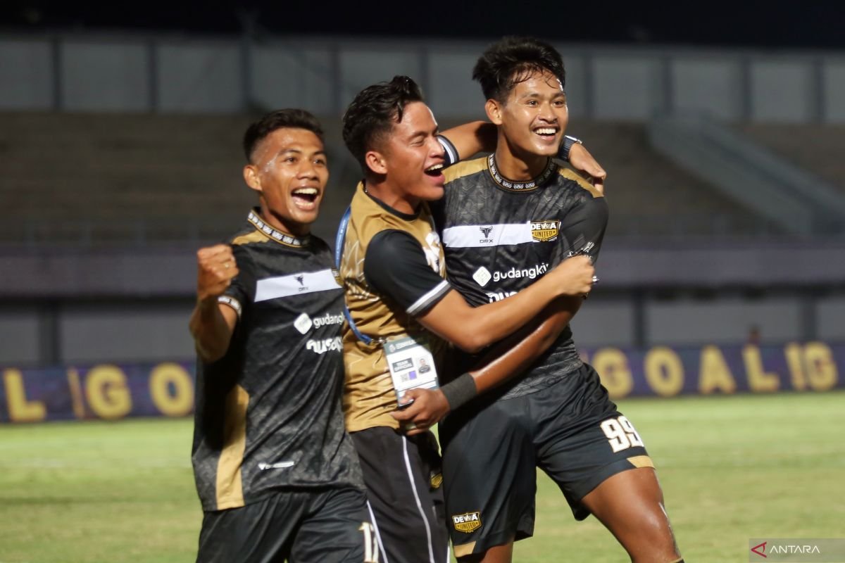 Tentu! Berikut adalah beberapa alternatif judul untuk "Septian Tak Risaukan Persaingan di Lini Depan Timnas Indonesia":

1. "Septian Tenang Hadapi Persaingan di Lini Depan Timnas Indonesia"
2. "Septian Mantsuk Bersaing di Posisi Penyerang Timnas Indonesia"
3. "Septian Percaya Diri Meski Ada Persaingan di Lini Depan Timnas Indonesia"
4. "Septian Optimis Meski Lini Depan Timnas Indonesia Penuh Persaingan"
5. "Septian Tidak Khawatir Soal Persaingan di Barisan Depan Timnas Indonesia"

Silakan pilih atau modifikasi sesuai kebutuhan!