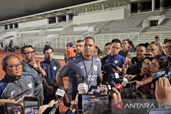 Here are a few alternative titles for "Pratinjau Indonesia vs Bahrain: Saatnya kembali tampil pragmatis":

1. "Preview Indonesia vs Bahrain: Waktunya Memperlihatkan Strategi Pragmatik"
2. "Indonesia vs Bahrain: Kembali ke Pendekatan Pragmatis"
3. "Menjelang Indonesia vs Bahrain: Mengusung Pragmatism dalam Permainan"
4. "Indonesia vs Bahrain: Saatnya Mengadopsi Strategi Pragmatik"
5. "Pratinjau Pertandingan Indonesia vs Bahrain: Mempertegas Pendekatan Pragmatism"
6. "Bersiap untuk Duel Indonesia vs Bahrain: Mengembalikan Taktik Pragmatik"

Feel free to mix and match or modify these suggestions as needed!