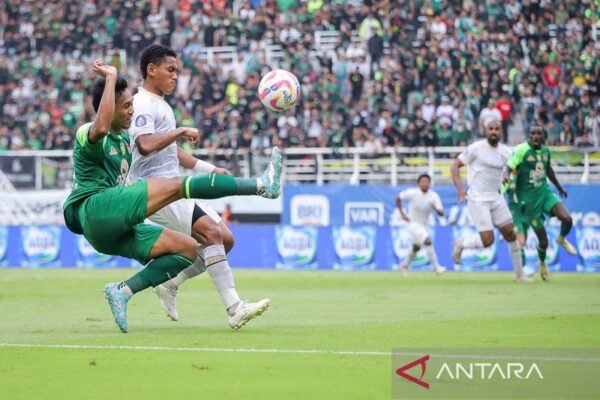 Here are some alternate title suggestions for your original title:

1. "Jadwal Liga 1 Indonesia: Pertarungan Derbi Jatim dan Persib Hadapi PSS"
2. "Liga 1 Indonesia: Derbi Jatim Menanti, Persib Sambut PSS"
3. "Jadwal Liga 1 Indonesia: Derbi Jatim dan Persib Lawan PSS"
4. "Liga 1 Indonesia: Saksikan Derbi Jatim, Persib Vs PSS"
5. "Jadwal Liga 1 Indonesia: Derby Panas Jatim dan Persib Vs PSS"
6. "Liga 1 Indonesia: Aksi Seru di Derbi Jatim dan Pertandingan Persib melawan PSS"

Feel free to mix and match elements from these titles to find the one that best fits your content!
