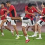 Here are some alternative titles for "Timnas Indonesia jalani latihan tatap laga krusial lawan China":

1. "Timnas Indonesia Persiapkan Diri Hadapi Pertandingan Penting Melawan China"
2. "Latihan Intensif Timnas Indonesia Menyongsong Duel Krusial Melawan China"
3. "Timnas Indonesia Gelar Latihan Menjelang Laga Kunci Melawan China"
4. "Fokus dan Persiapan: Timnas Indonesia Latihan Menyongsong China"
5. "Latihan Strategis Timnas Indonesia untuk Pertarungan Vital Melawan China"
6. "Timnas Indonesia Tingkatkan Kesiapan Jelang Pertandingan Melawan China"
7. "Sesi Latihan Timnas Indonesia: Membangun Ketangguhan Jelang Lawan China"
8. "Persiapan Matang Timnas Indonesia Hadapi China dalam Laga Krusial"

Feel free to choose any of these or modify them further!