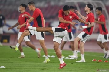 Here are some alternative titles for "Timnas Indonesia jalani latihan tatap laga krusial lawan China":

1. "Timnas Indonesia Persiapkan Diri Hadapi Pertandingan Penting Melawan China"
2. "Latihan Intensif Timnas Indonesia Menyongsong Duel Krusial Melawan China"
3. "Timnas Indonesia Gelar Latihan Menjelang Laga Kunci Melawan China"
4. "Fokus dan Persiapan: Timnas Indonesia Latihan Menyongsong China"
5. "Latihan Strategis Timnas Indonesia untuk Pertarungan Vital Melawan China"
6. "Timnas Indonesia Tingkatkan Kesiapan Jelang Pertandingan Melawan China"
7. "Sesi Latihan Timnas Indonesia: Membangun Ketangguhan Jelang Lawan China"
8. "Persiapan Matang Timnas Indonesia Hadapi China dalam Laga Krusial"

Feel free to choose any of these or modify them further!