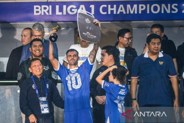 Here are some alternative titles for "Jadwal dan daftar tim peserta Piala Presiden 2025":

1. "Pengumuman Jadwal dan Tim Peserta Piala Presiden 2025"
2. "Daftar Tim dan Rencana Jadwal Piala Presiden 2025"
3. "Piala Presiden 2025: Jadwal Pertandingan dan Daftar Peserta"
4. "Informasi Tim dan Jadwal Piala Presiden 2025"
5. "Jadwal Lengkap dan Daftar Peserta Piala Presiden 2025"
6. "Tim Peserta dan Jadwal Pertandingan Piala Presiden 2025"
7. "Piala Presiden 2025: Tim yang Berpartisipasi dan Jadwal Pertandingan"
8. "Rincian Jadwal dan Daftar Tim di Piala Presiden 2025"
9. "Jadwal Pertandingan dan Tim yang Ikut Piala Presiden 2025"
10. "Piala Presiden 2025: Detail Jadwal dan Daftar Peserta"

Feel free to choose any of these or mix and match elements to create your preferred title!