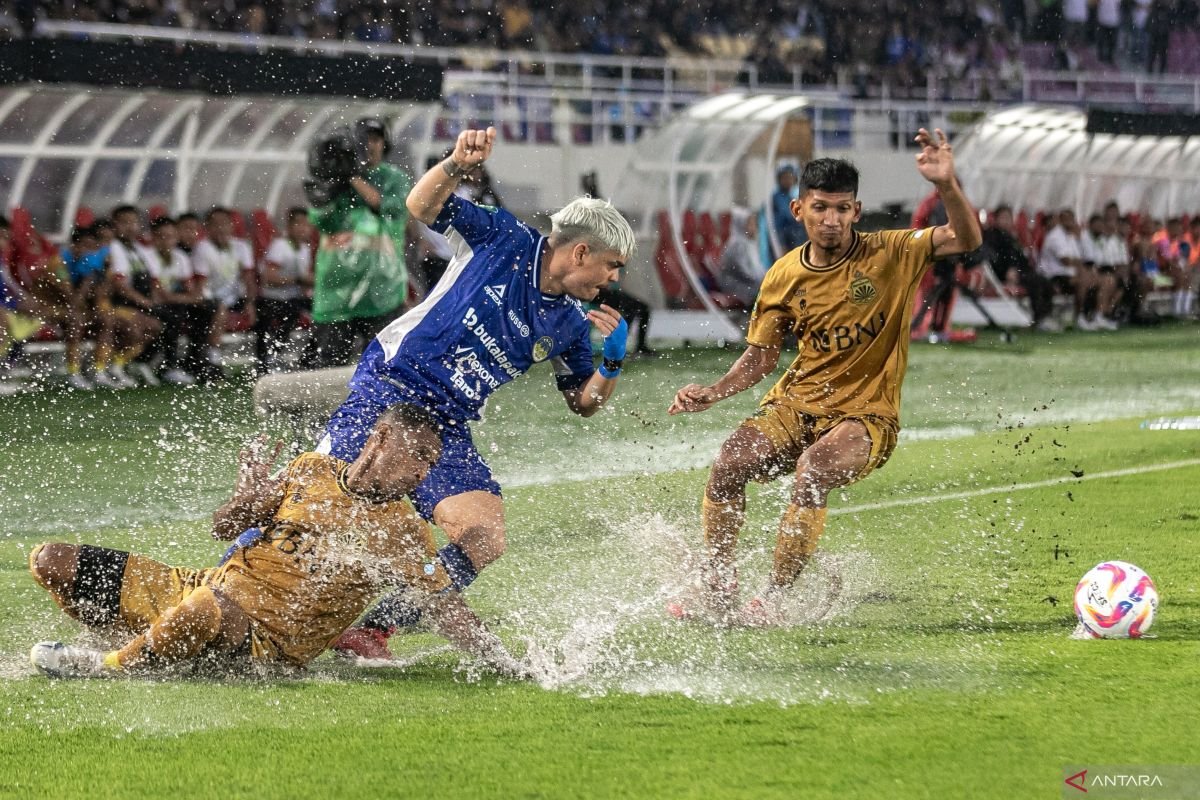 Berikut beberapa alternatif judul untuk "PSIM Pertimbangkan Stadion Manahan Jadi Kandang Alternatif":

1. "PSIM: Stadion Manahan Sebagai Opsi Kandang Baru"
2. "Kandang Alternatif: PSIM Tinjau Stadion Manahan"
3. "PSIM Pikirkan Stadion Manahan Sebagai Markas Baru"
4. "Stadion Manahan, Pilihan Kandang Baru untuk PSIM"
5. "PSIM Evaluasi Stadion Manahan untuk Jadi Kandang Sementara"
6. "Stadion Manahan: Kandang Potensial bagi PSIM"
7. "PSIM Menilai Stadion Manahan Sebagai Base Camp Baru"
8. "PSIM dan Stadion Manahan: Alternatif Kandang yang Dijajaki"

Semoga salah satu judul di atas sesuai dengan kebutuhan Anda!