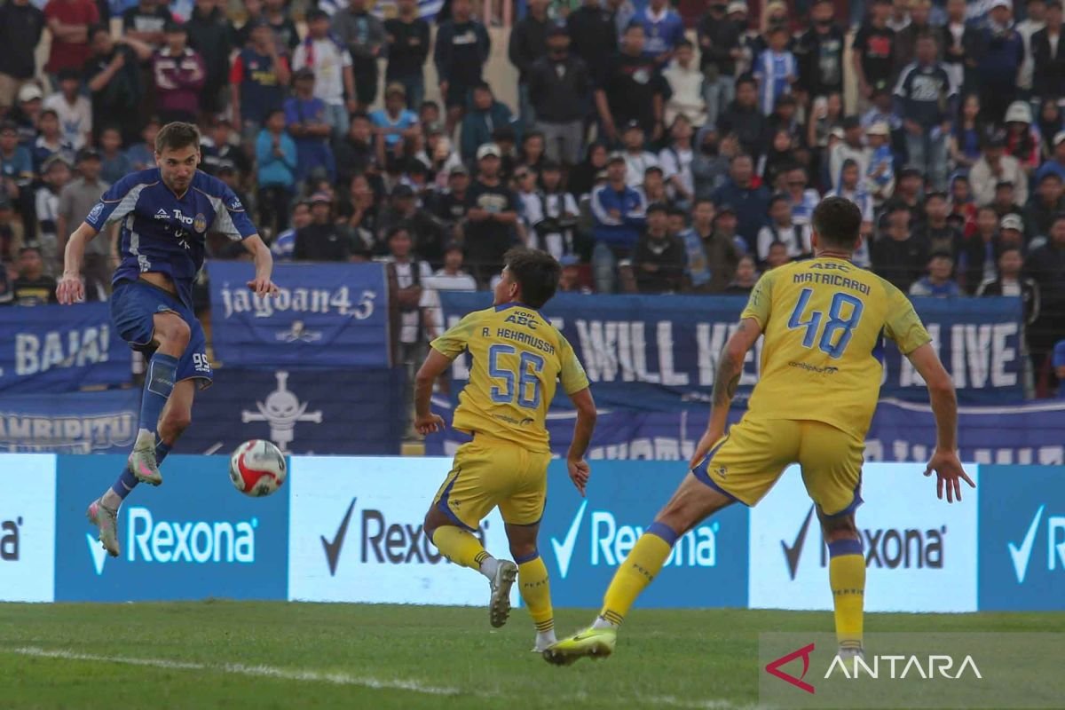 Tidak Masuk Akal: Bojan Hodak Soroti Dua Penalti Persib Bandung yang Gagal Jadi Gol
