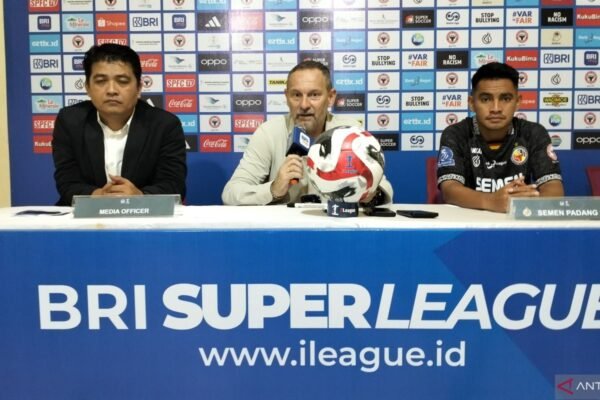 Arema FC Tambah Penderitaan Semen Padang FC di BRI Super League
