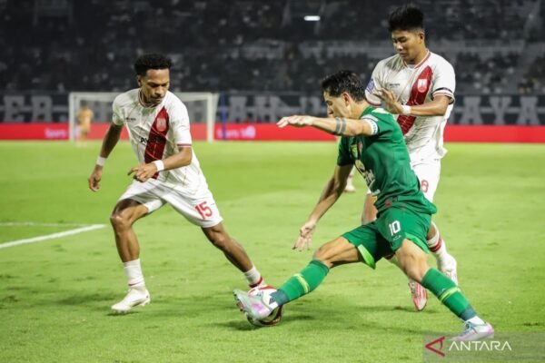 Tentu! Berikut adalah beberapa alternatif judul untuk perayaan laga ke-100 Bruno Moreira bersama Persebaya:

1. "Bruno Moreira Rayakan Laga Ke-100 Bersama Persebaya"
2. "Momen Bersejarah: Bruno Moreira Juga Laga Ke-100 Bersama Persebaya"
3. "Perayaan Spesial: Bruno Moreira Menyentuh Laga ke-100 di Persebaya"
4. "Bruno Moreira: 100 Pertandingan Bersama Persebaya, Kenangan yang Tak Terlupakan"
5. "Bruno Moreira Menembus Rintangan: Laga Ke-100 Bersama Persebaya"
6. "Persebaya Ucapkan Selamat: Bruno Moreira Capai Laga Ke-100"
7. "Seremonial Milestone: Bruno Moreira Diresmikan di Laga Ke-100"
8. "Momen Penuh Makna: Bruno Moreira Menghampiri Laga Ke-100 dengan Persebaya"

Silakan pilih salah satu atau modifikasi sesuai kebutuhan!