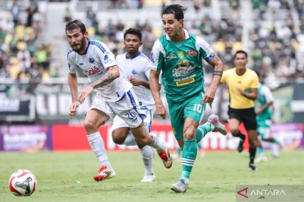 Persebaya dan Arema FC Selesaikan Pertandingan dengan Imbang di GBT Surabaya